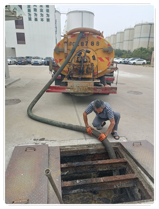 察哈尔右翼中隔油池清掏