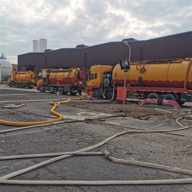 察哈尔右翼中污水池清理