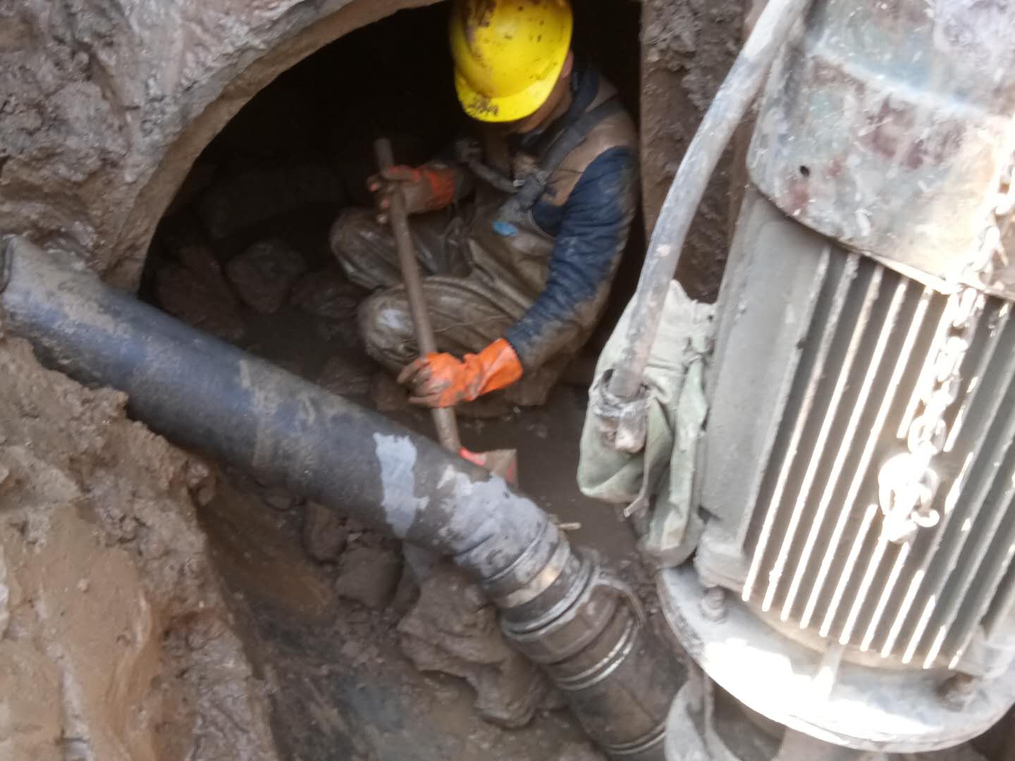 察哈尔右翼中管道清淤