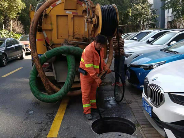 察哈尔右翼中排污管道清淤