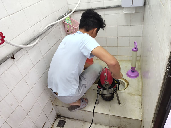 察哈尔右翼中肥皂掉到马桶里把马桶堵住了怎么办？马桶堵住了怎么办