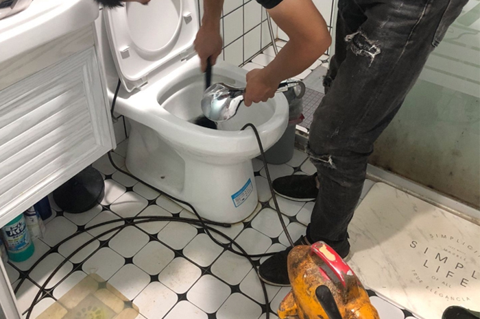 察哈尔右翼中马桶堵塞自己疏通还是找师傅？专业上门服务让你省时更省心